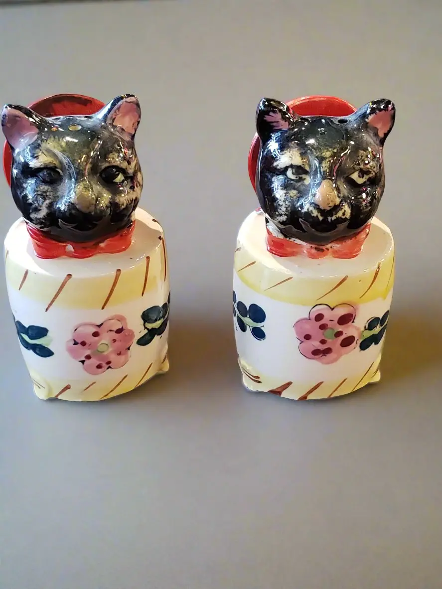 Squeaker Cat Salt Pepper Shaker Set 1
