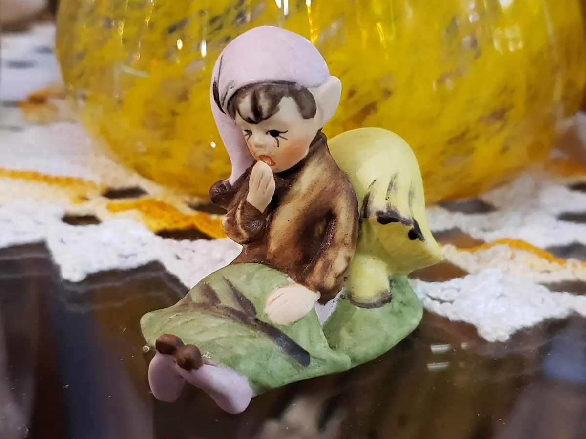 Josef Originals Sleepy Elf Figurine 1