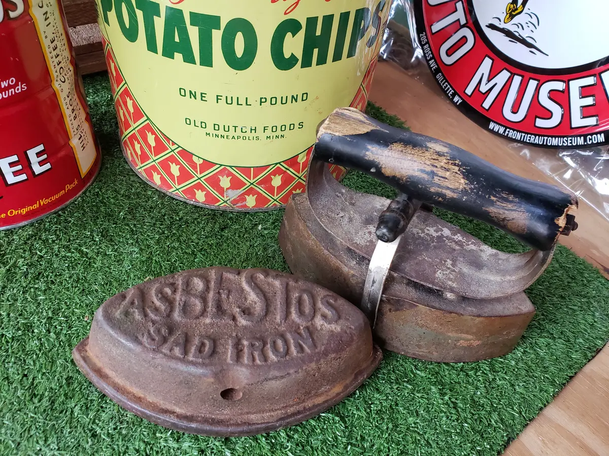 Sad Iron With Detachable Handle 1