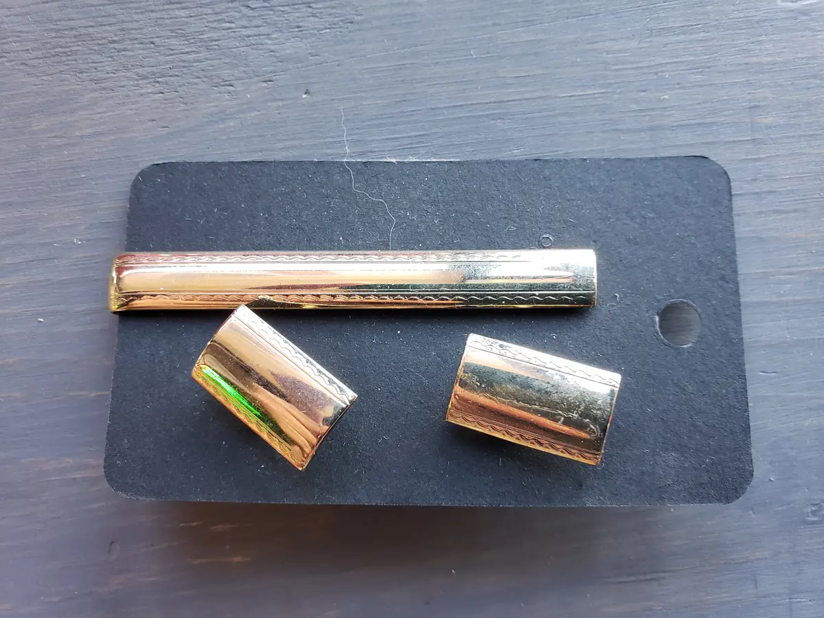 Golden Tie Bar And Cufflink Set 1