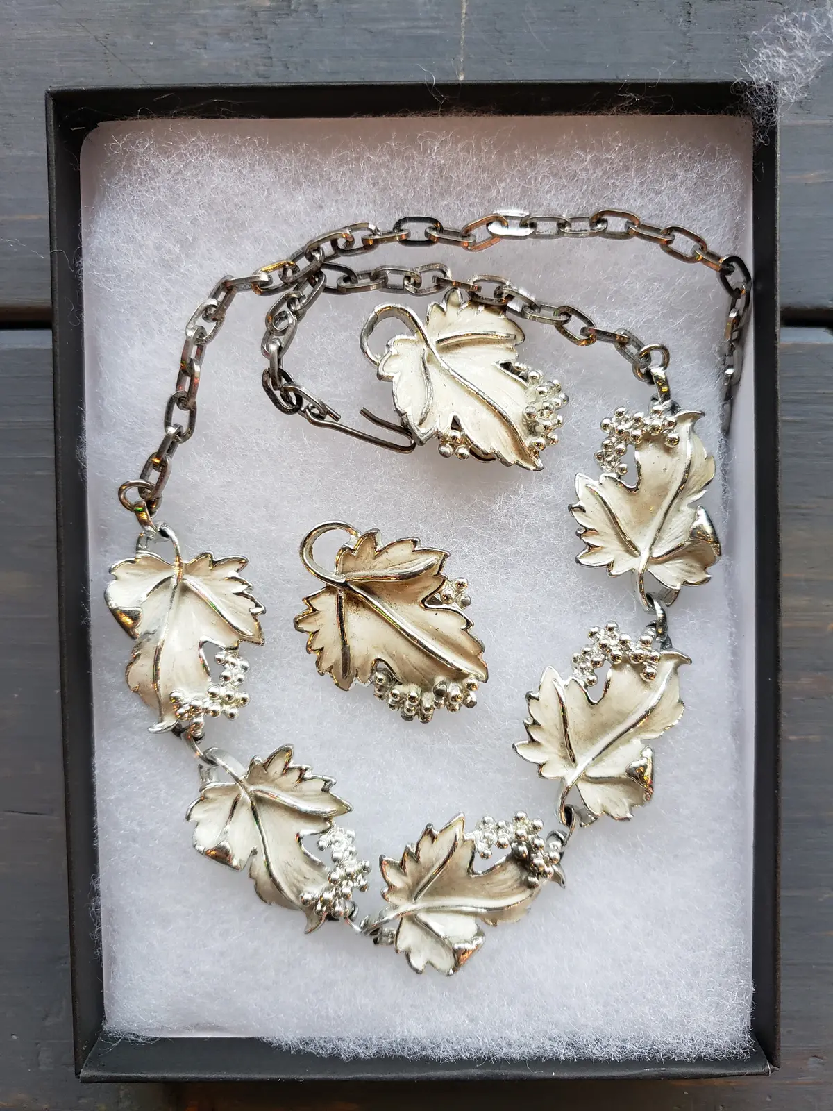 Sarah Coventry White Leaf Necklace And Clip On Earring Set 1