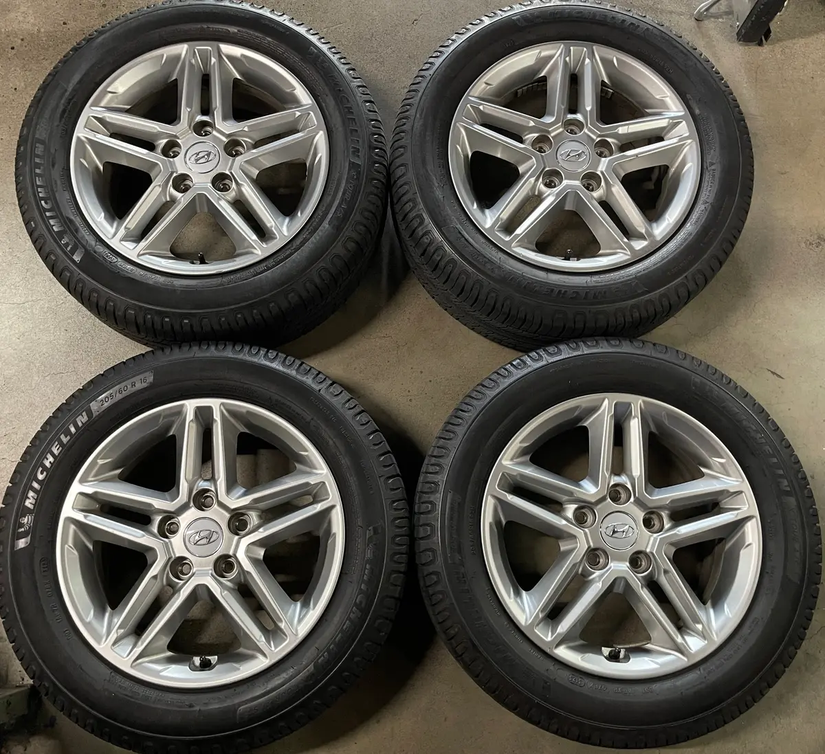 2023 Hyundai Kona Factory 16 Wheels Tires Oem Rims 52910J9100 Silver Michelin 205/60/16 1