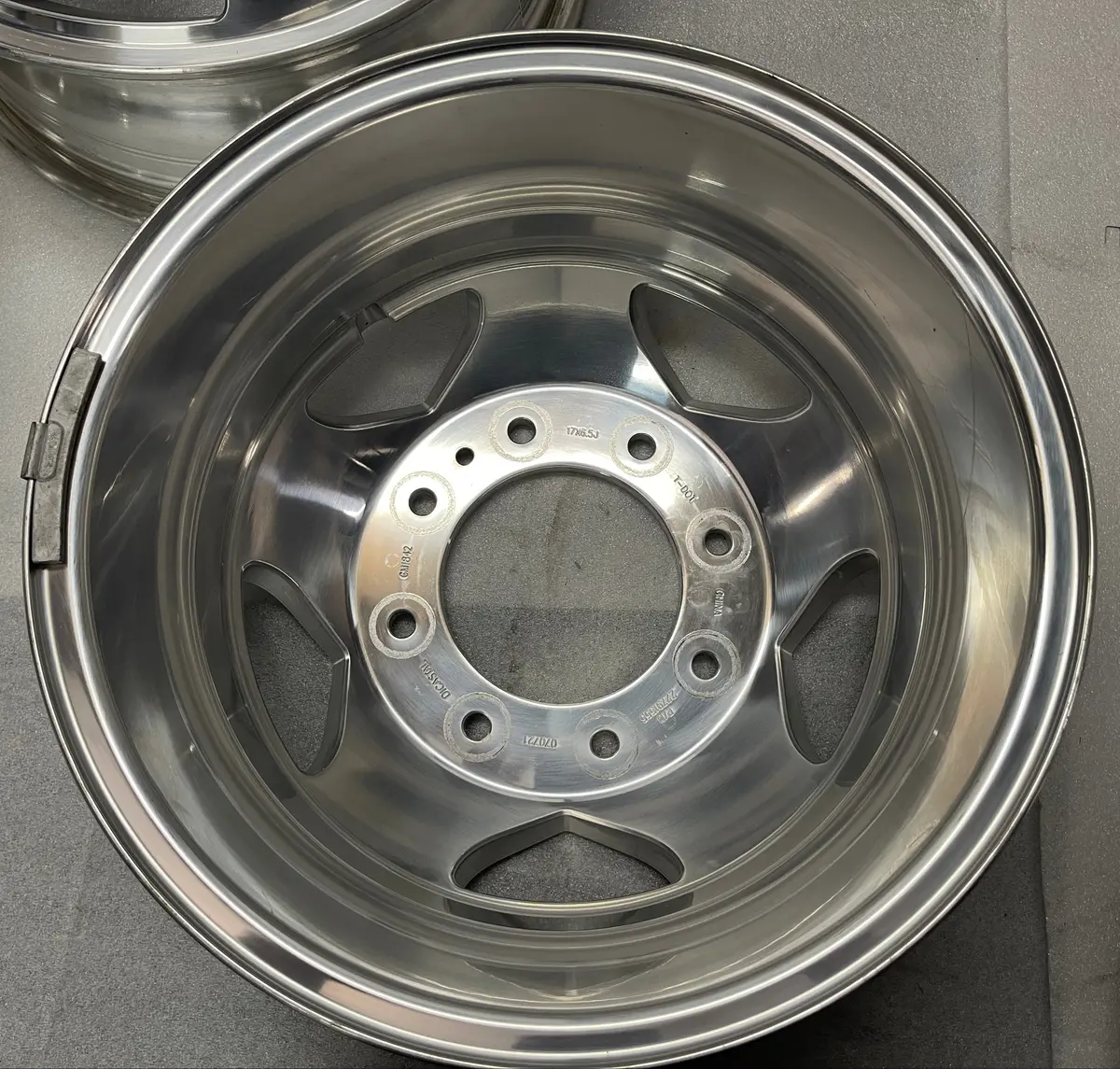 One Single (1) 2011-2022 Chevy Gmc 3500 Dually Rear Factory 17 Wheel Rim 5520 Oem 1