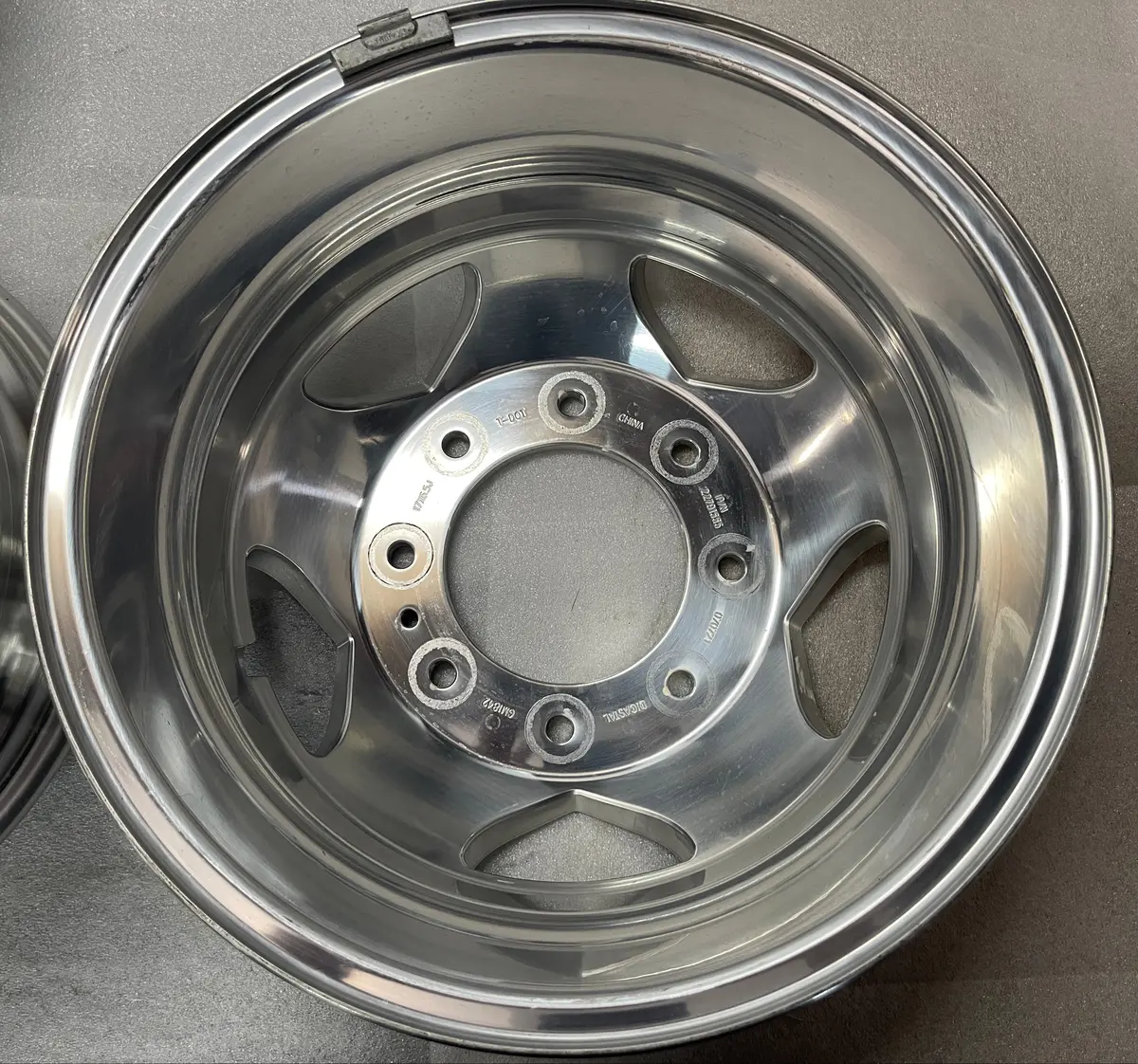 One Single 2011-2022 Chevy Gmc 3500 Dually Rear Factory 17 Wheel Rim 5520 Oem 1