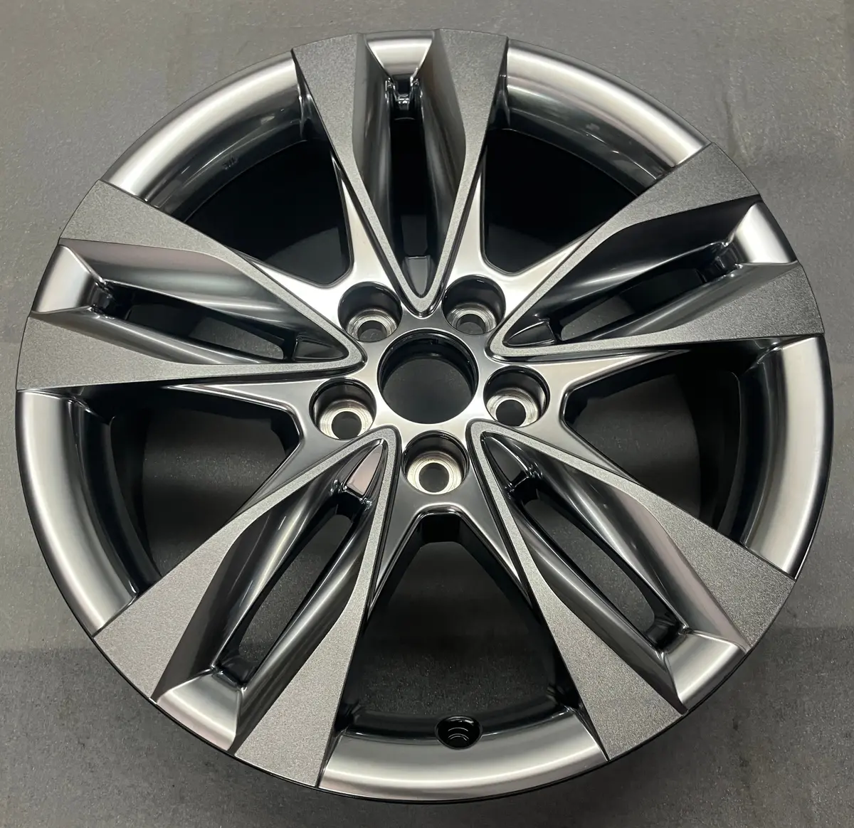 Single (1)  2022-2025 Toyota Sienna Factory 18 Wheel Rim 75283 Oem 4260D08020 Crm Clad 1
