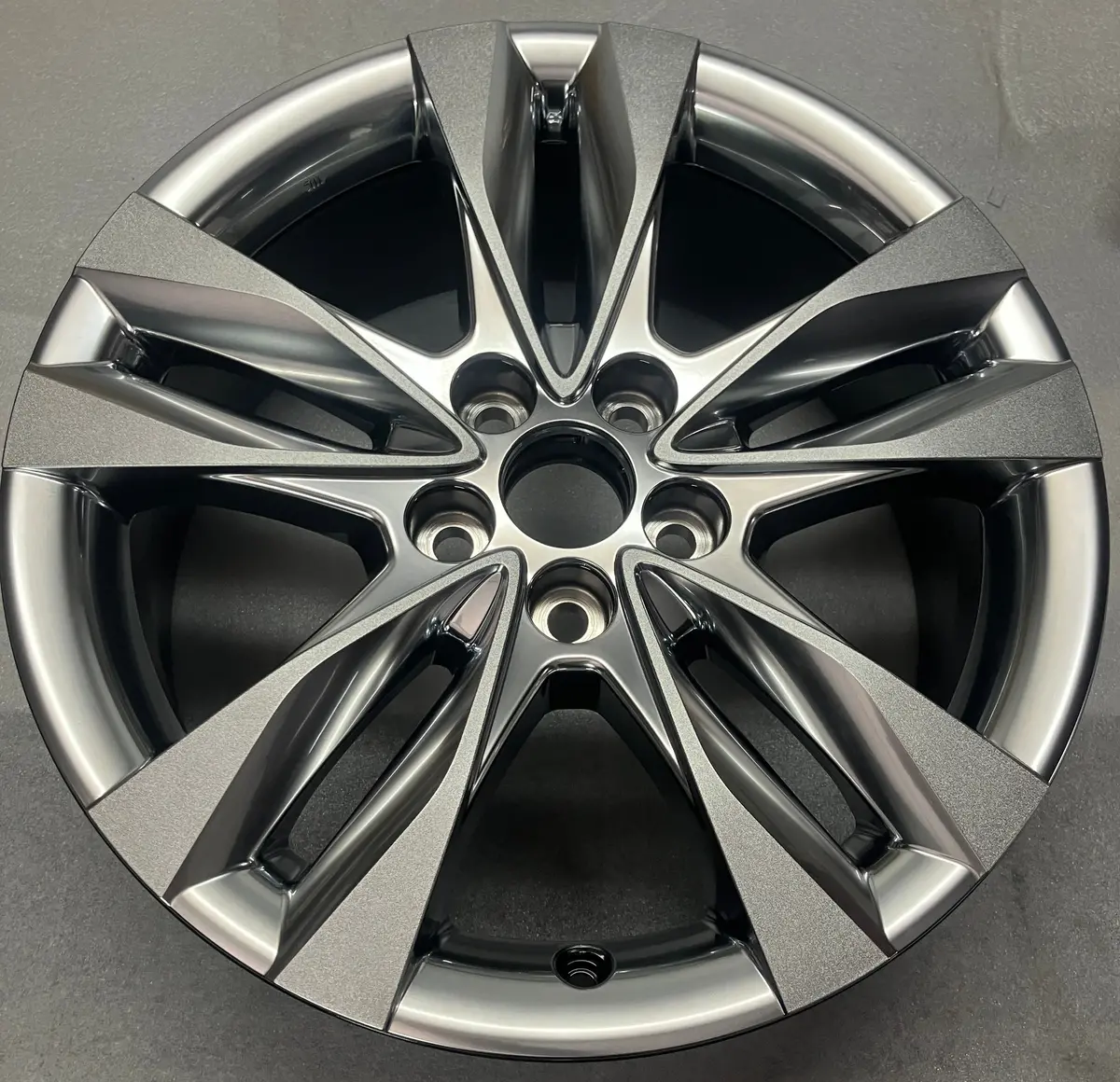 One  (1) 2022-2025 Toyota Sienna Fact 18 Wheel Rim 75283 Oem 4260D08020 Crm Clad 1