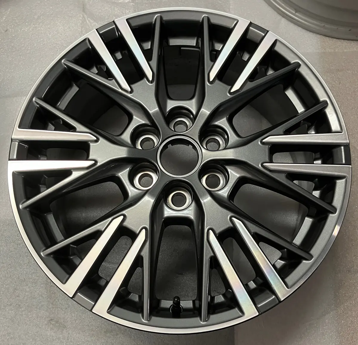 One 2024-2026 Chevy Traverse Oem Factory 18 Wheel Machined Gray 84886628 Fits Blazer Acadia 6X120 1