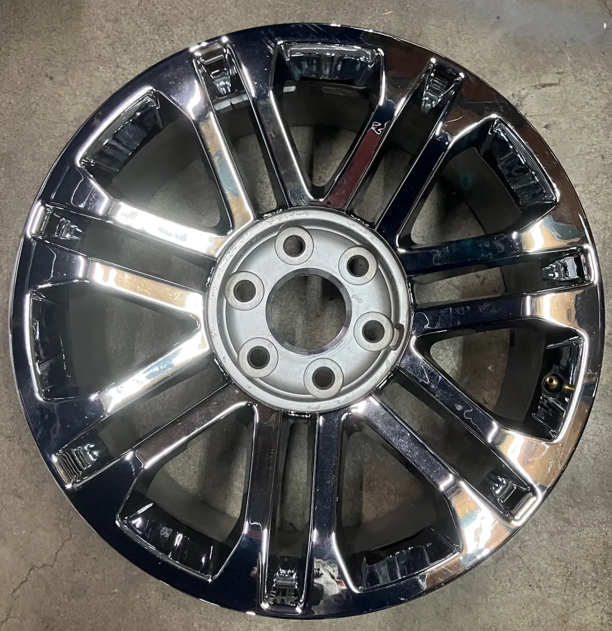 One 2015-2020 Cadillac Escalade Esv Factory Oem 20 Wheel Chrome 20997840 Rim 4737 1