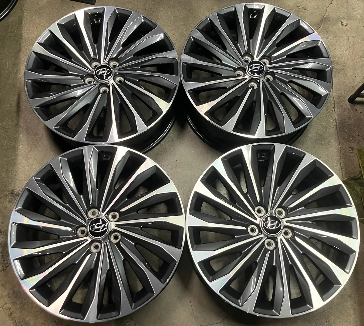 Sold Four 2025 Hyundai Palisade Calligraphy Factory 20 Wheels Oem 71048 Rims 52910S8820 1