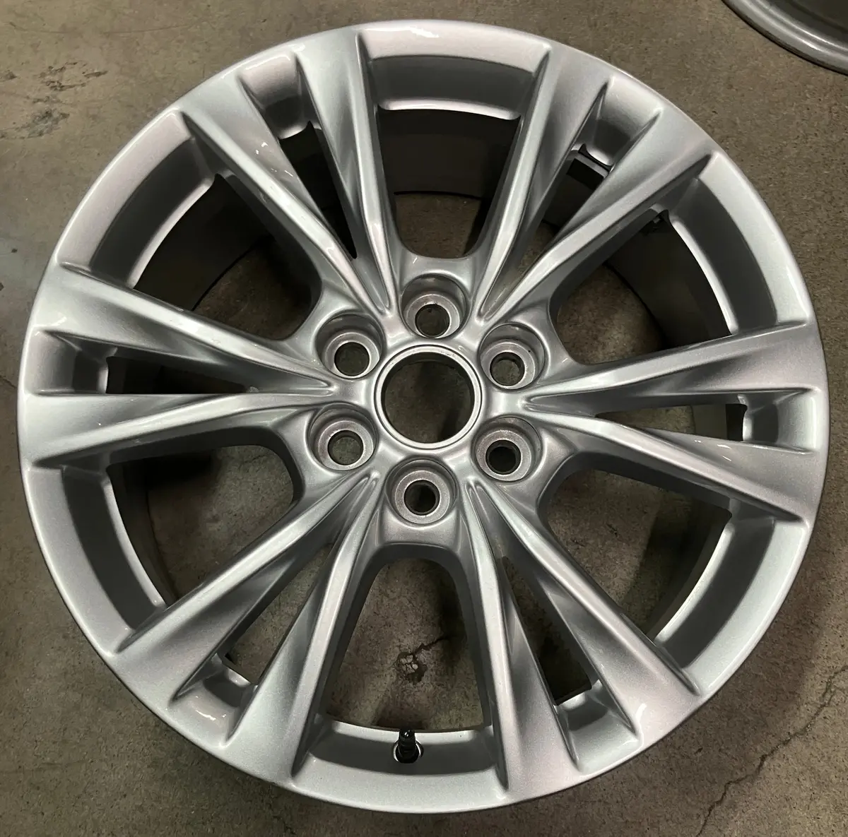 Single 1) 2023 Cadillac Xt5 Factory 18 Wheel Oem 4870 Rim 84180450 84180797 Silver 1
