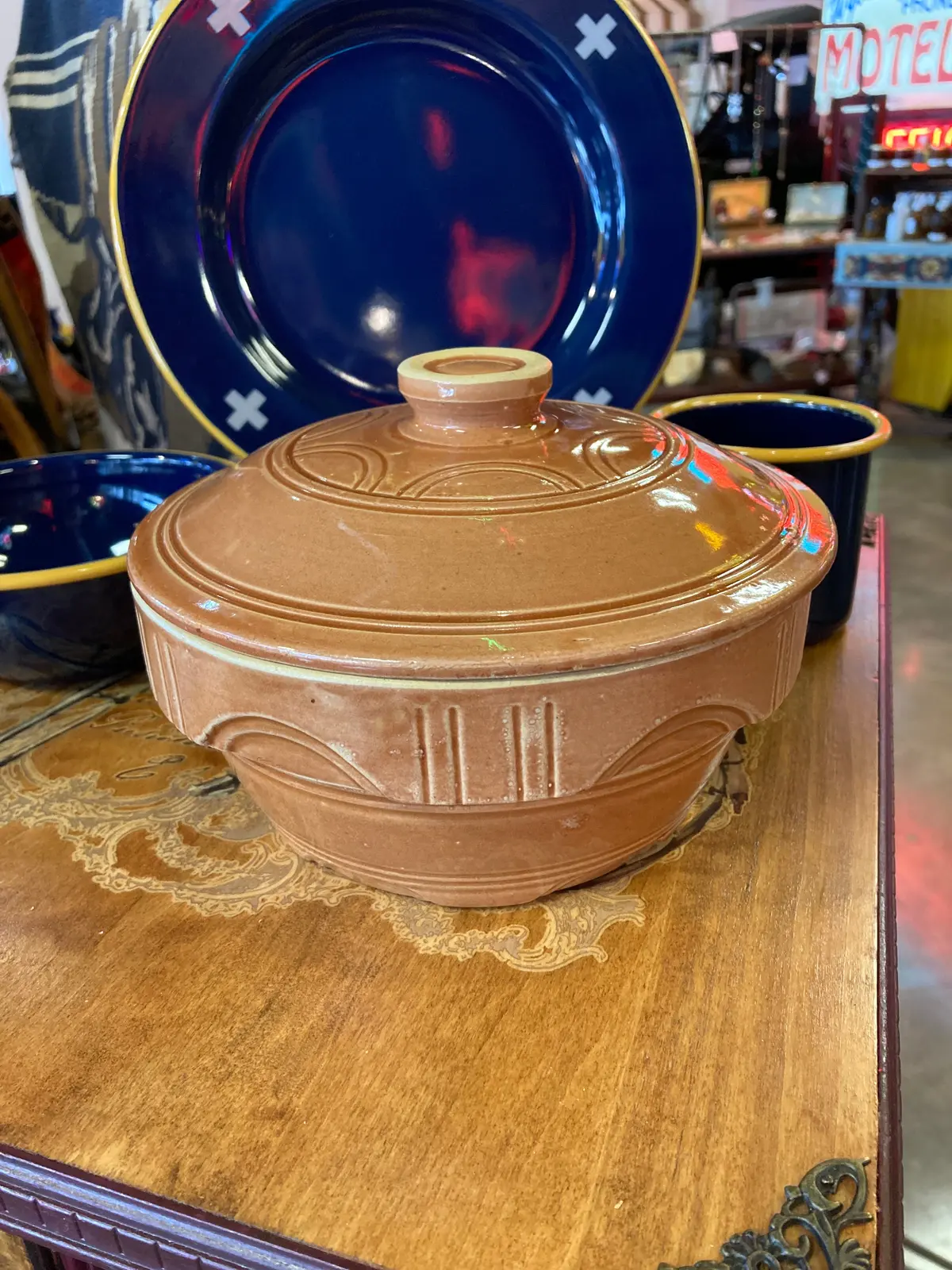 Watt Pottery Bowl With Lid 1