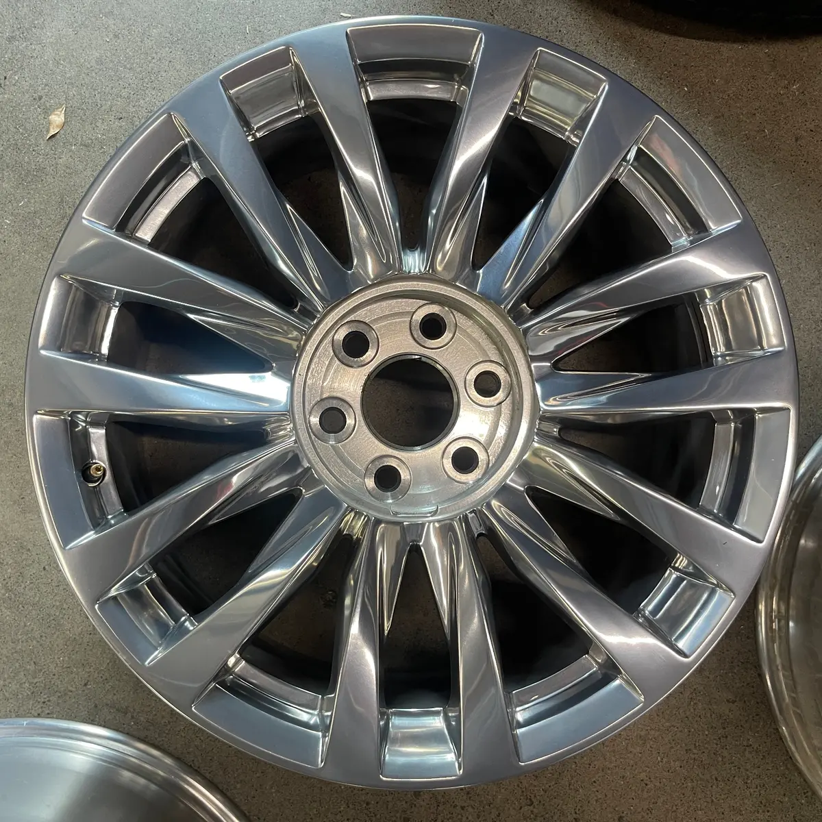 One 2025 Cadillac Escalade Platinum Factory 22 Wheel Oem Rim 84460119 Polished 1