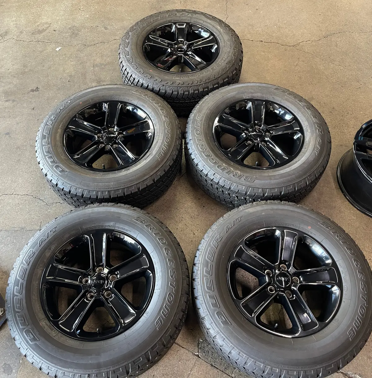 Five 2023 Jeep Wrangler Factory 18 Wheels Tires Oem Rims 9221/9255 Bds 255/70/18 1