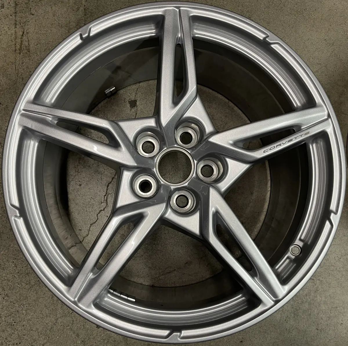 One 2023 Corvette C8 Factory Rear 20 Wheel Rim Oem 23404154 Silver 1