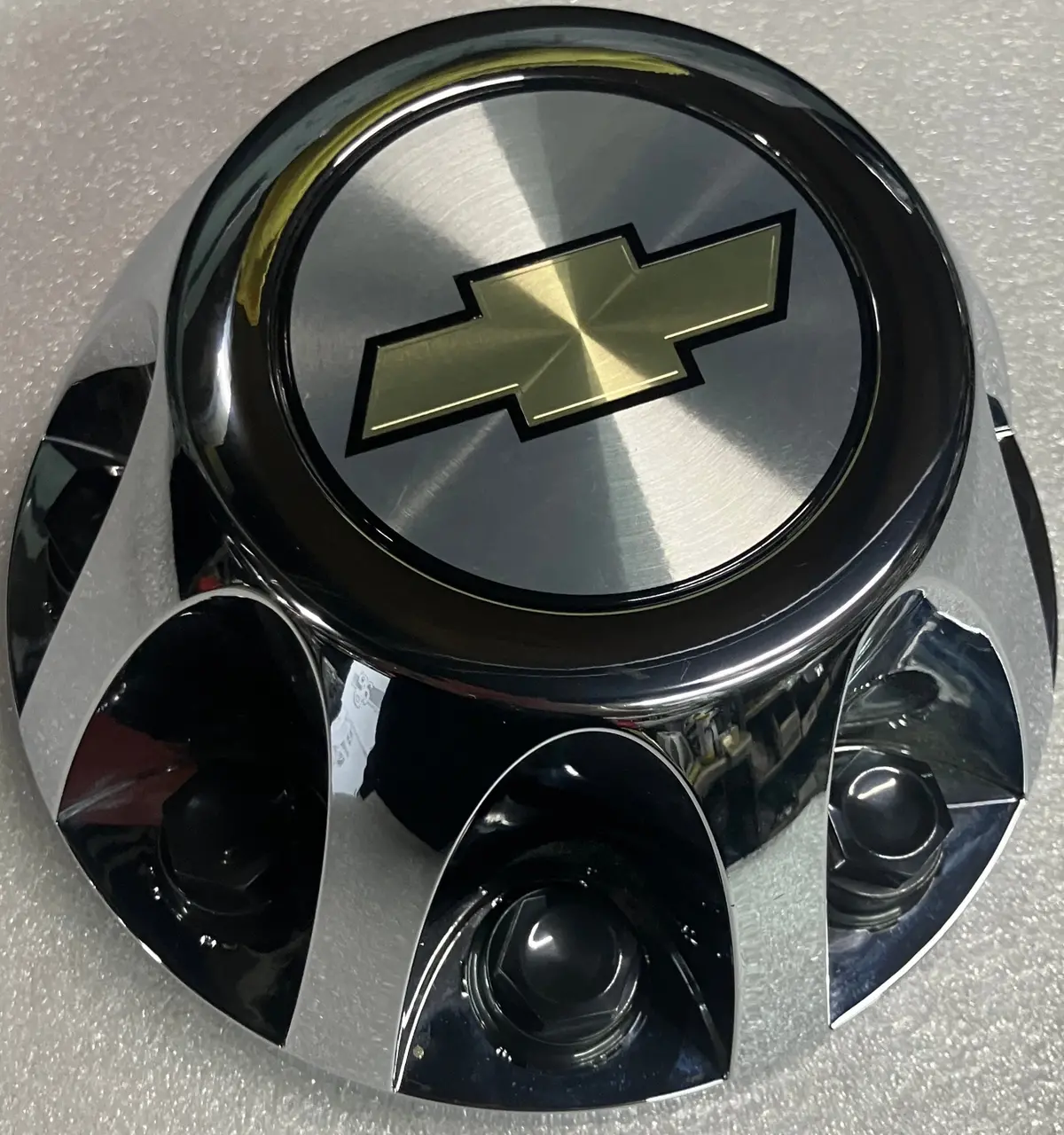 One Single 2008-2010 Chevy 3500 Dually Drw Rear Chrome Finish Center Cap 9597335 1