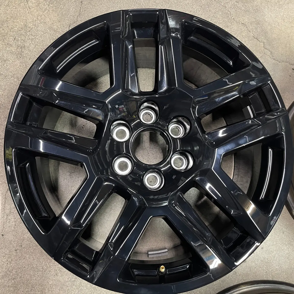 Sold 1) 2025 Chevy Silverado Ltz Factory 20 Wheel Oem 5913 Rim Tahoe Black 23377017 1