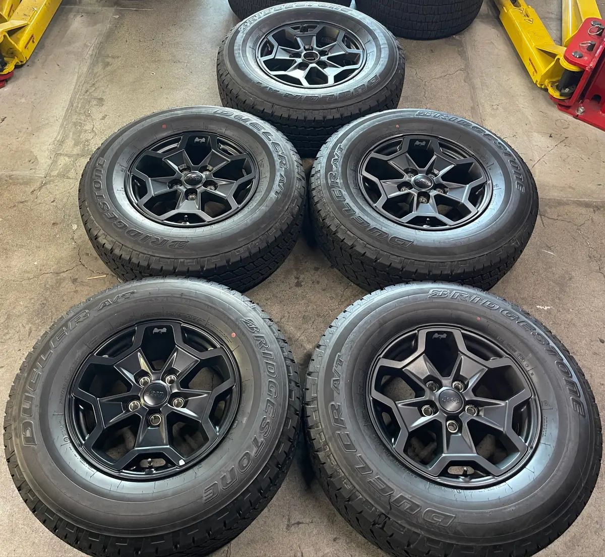 Sold 5 Jeep Gladiator Wrangler Jk Jl Factory 17 Wheels Tires Black Bridgestone At Rhs 255/75/17 1