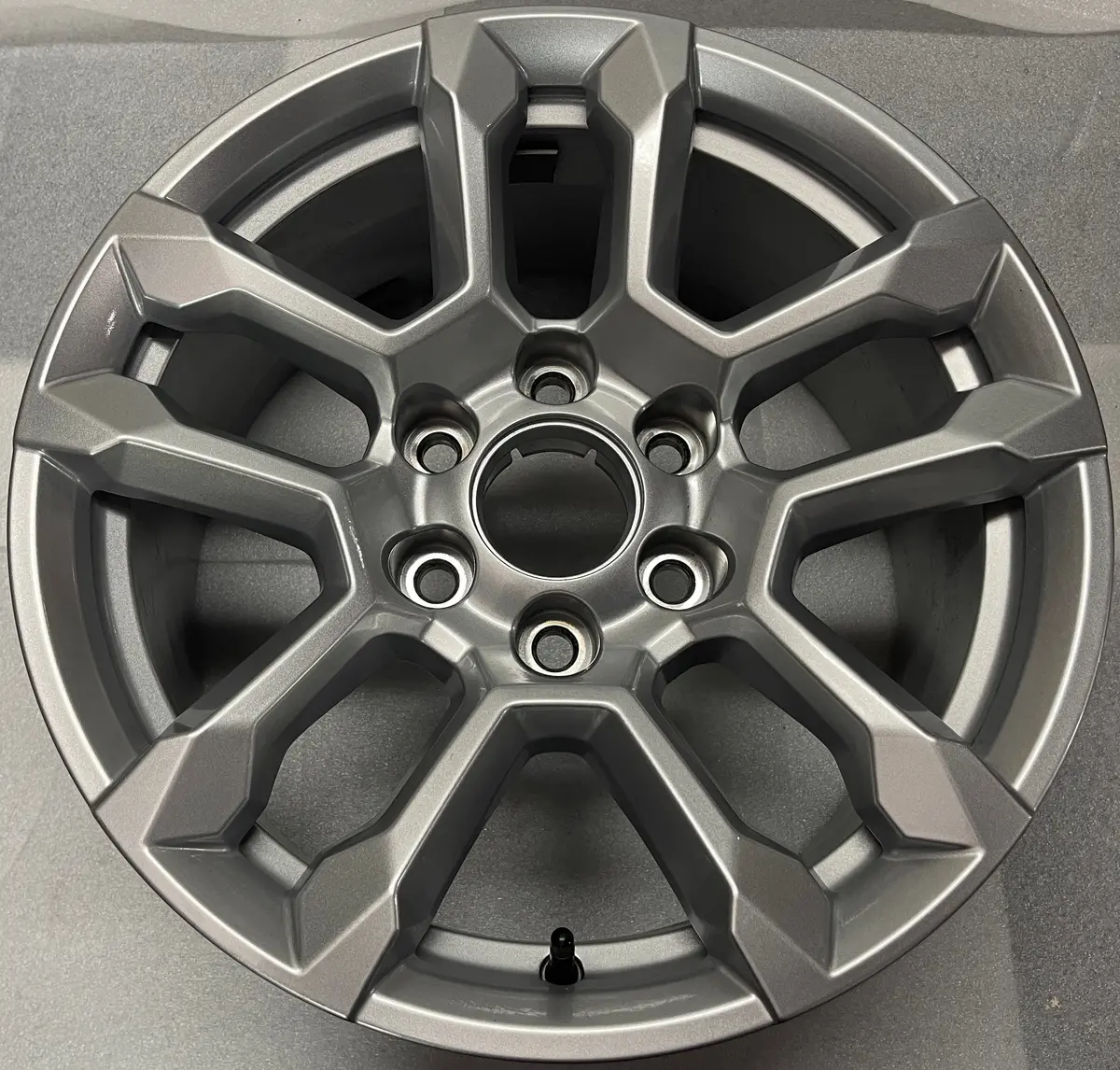 Single (1) 2025 Chevy Silverado Tahoe Suburban Factory 18 Wheel Rim Oem 84775274 1