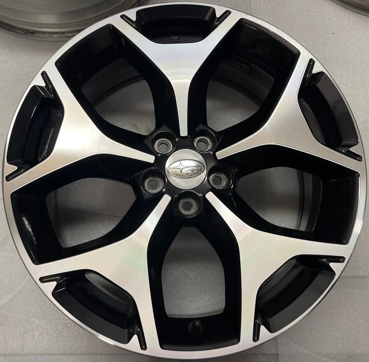 One 2014 - 2018 Subaru Forester Factory 18 Wheel Oem Single Rim Black Machined 1