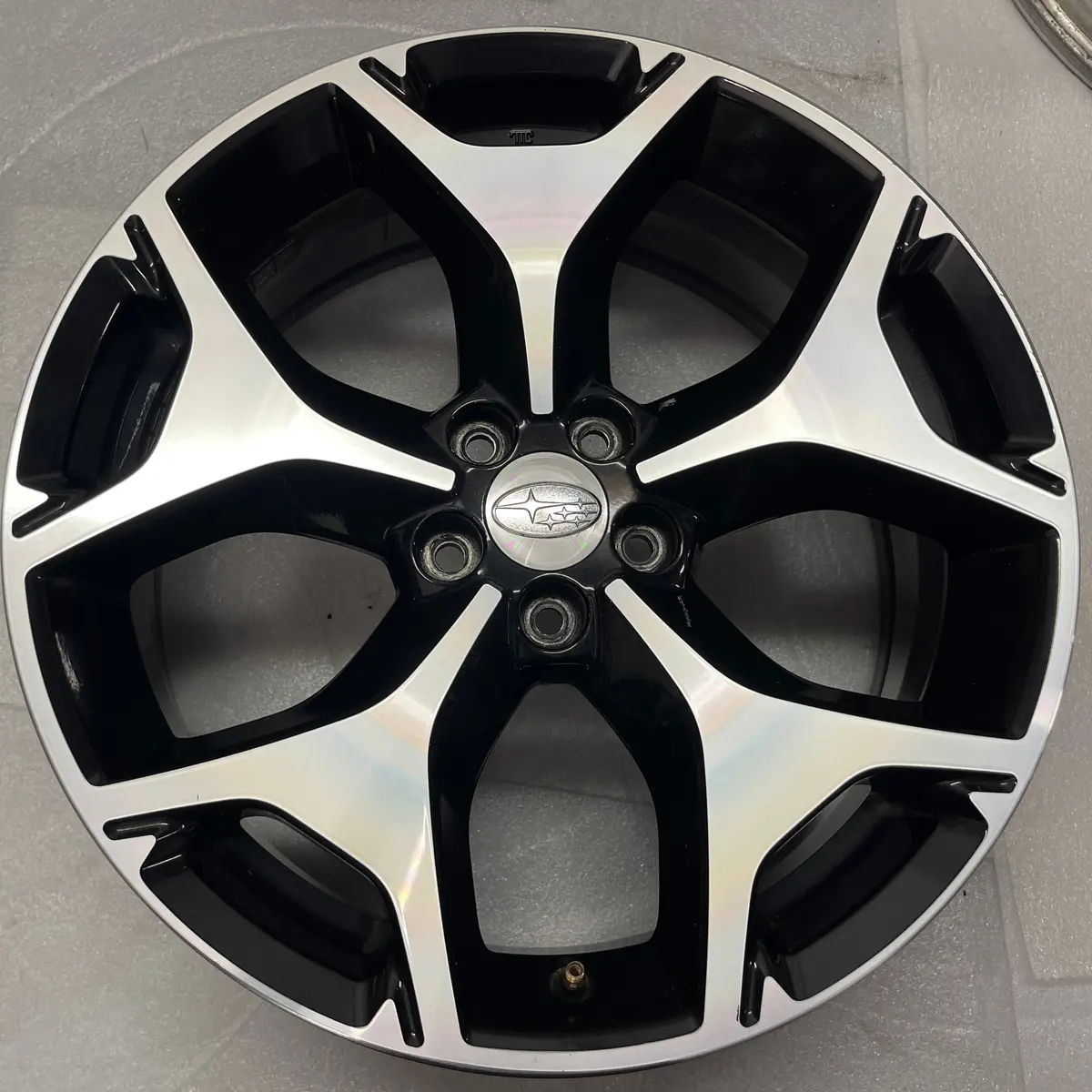 Single One 2014 - 2018 Subaru Forester Factory 18 Wheel Oem Rim Black Machined 1